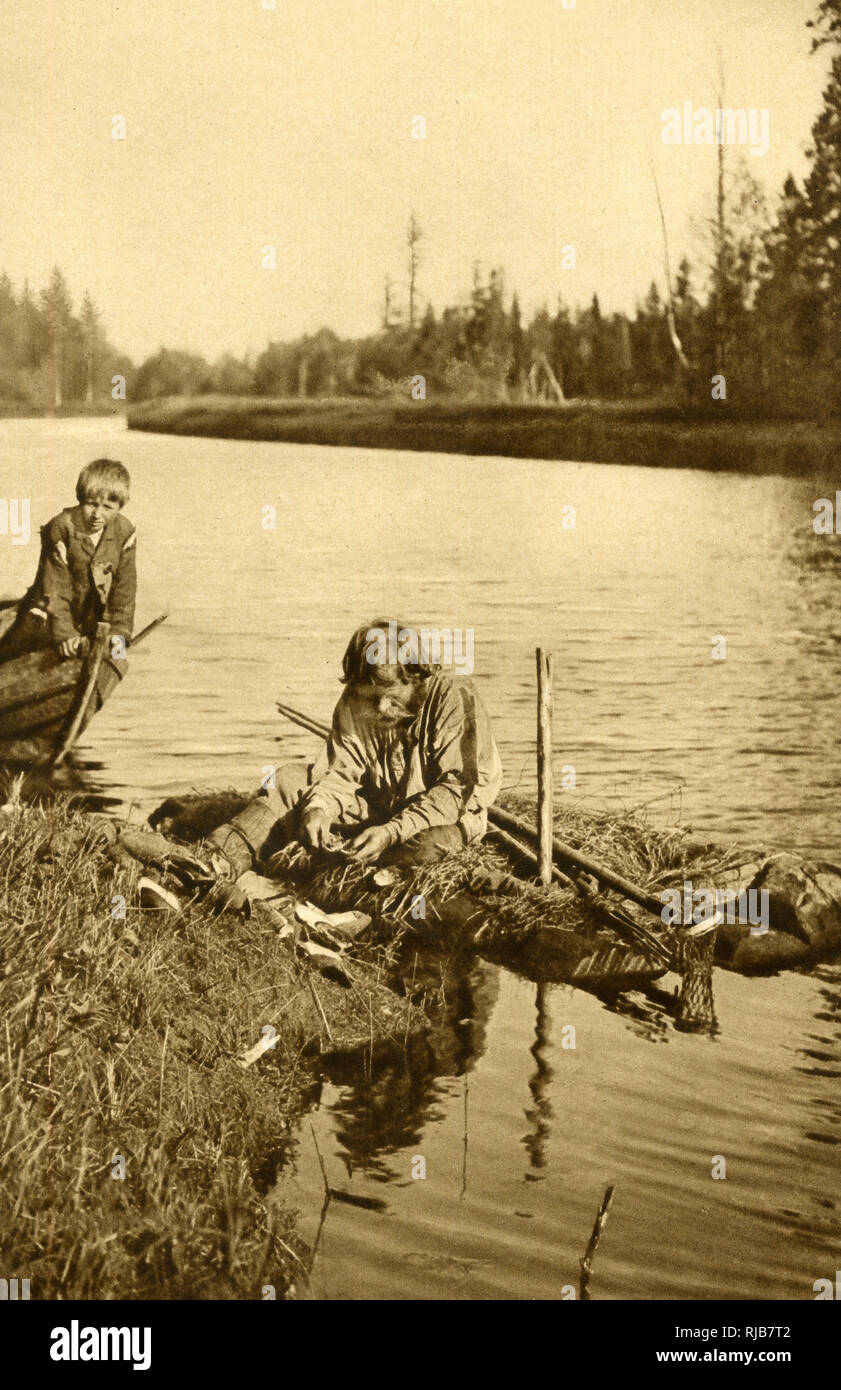Homme paysan et garçon pêchant pour les moules, Viborg, Finlande Banque D'Images