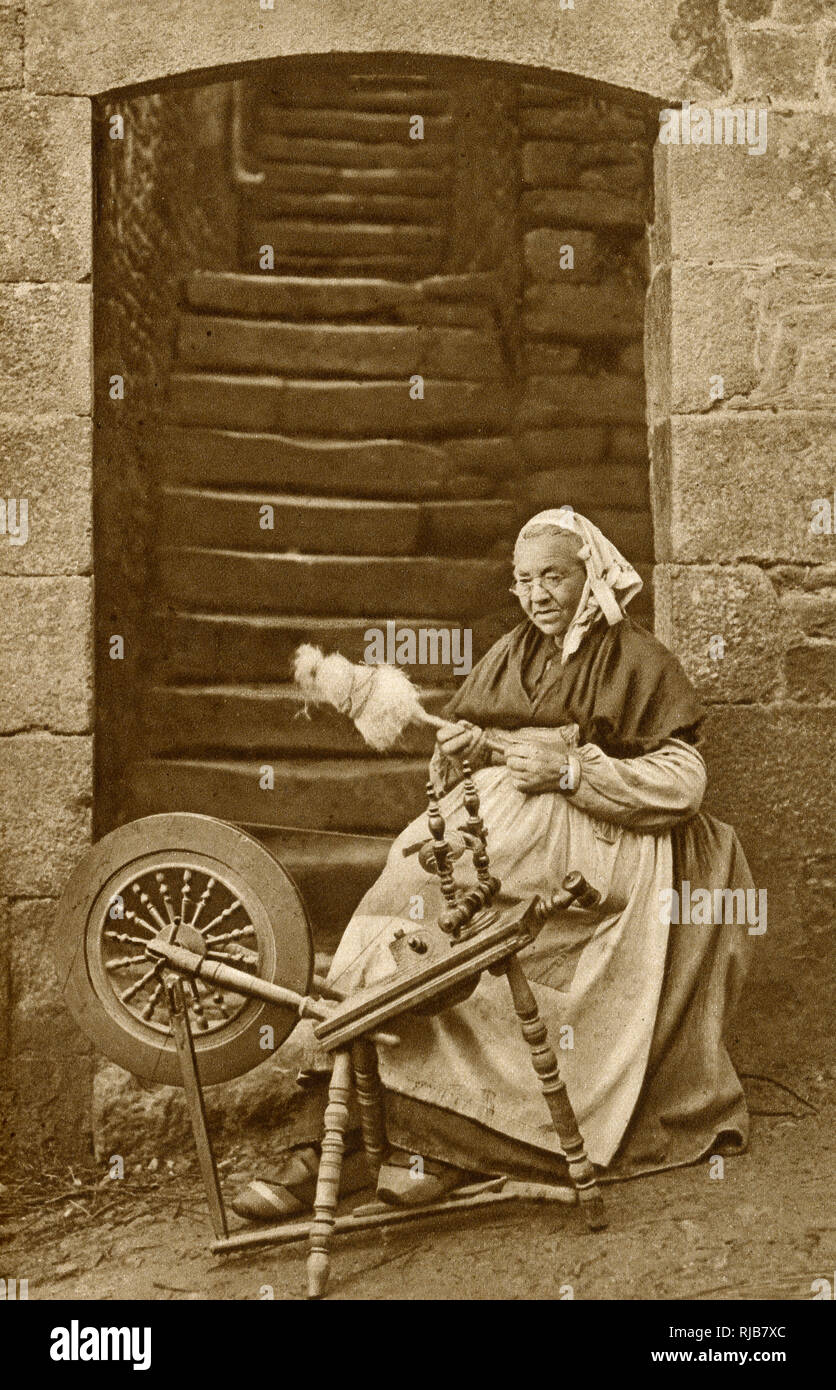 Femme à la roue tournante, Dinan, Bretagne, Nord de la France Banque D'Images