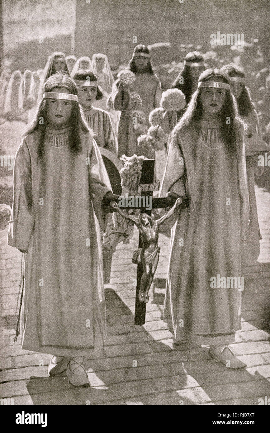 Les filles prenant part à une procession religieuse, France Banque D'Images