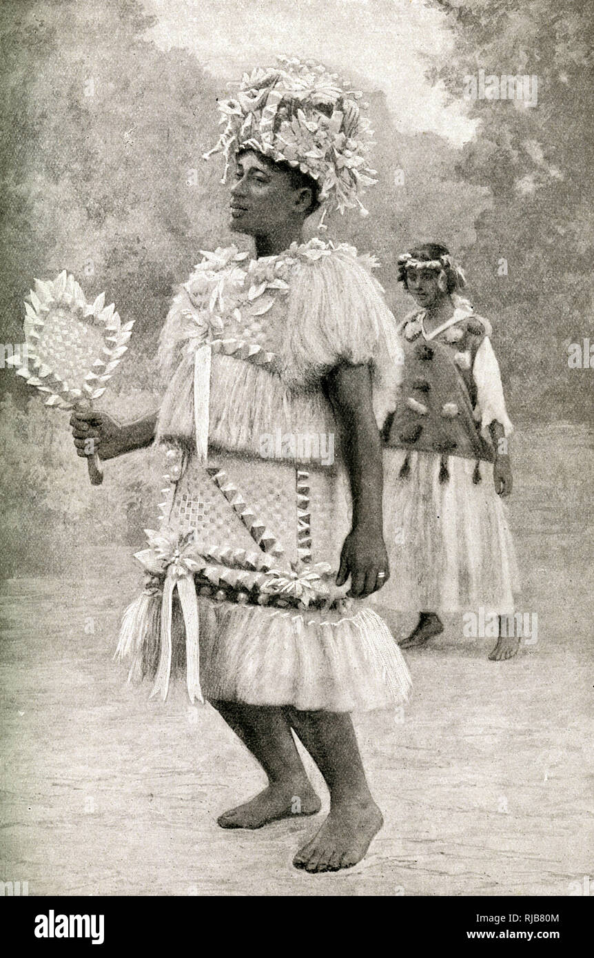 Danseuse en costume traditionnel, y compris un chapeau ou 'tiara' faite de  fleurs d'hibiscus rouge, couleur argent et une robe faite de raphia,  Tahiti, Polynésie française. L'occasion était le 14 juillet, fête