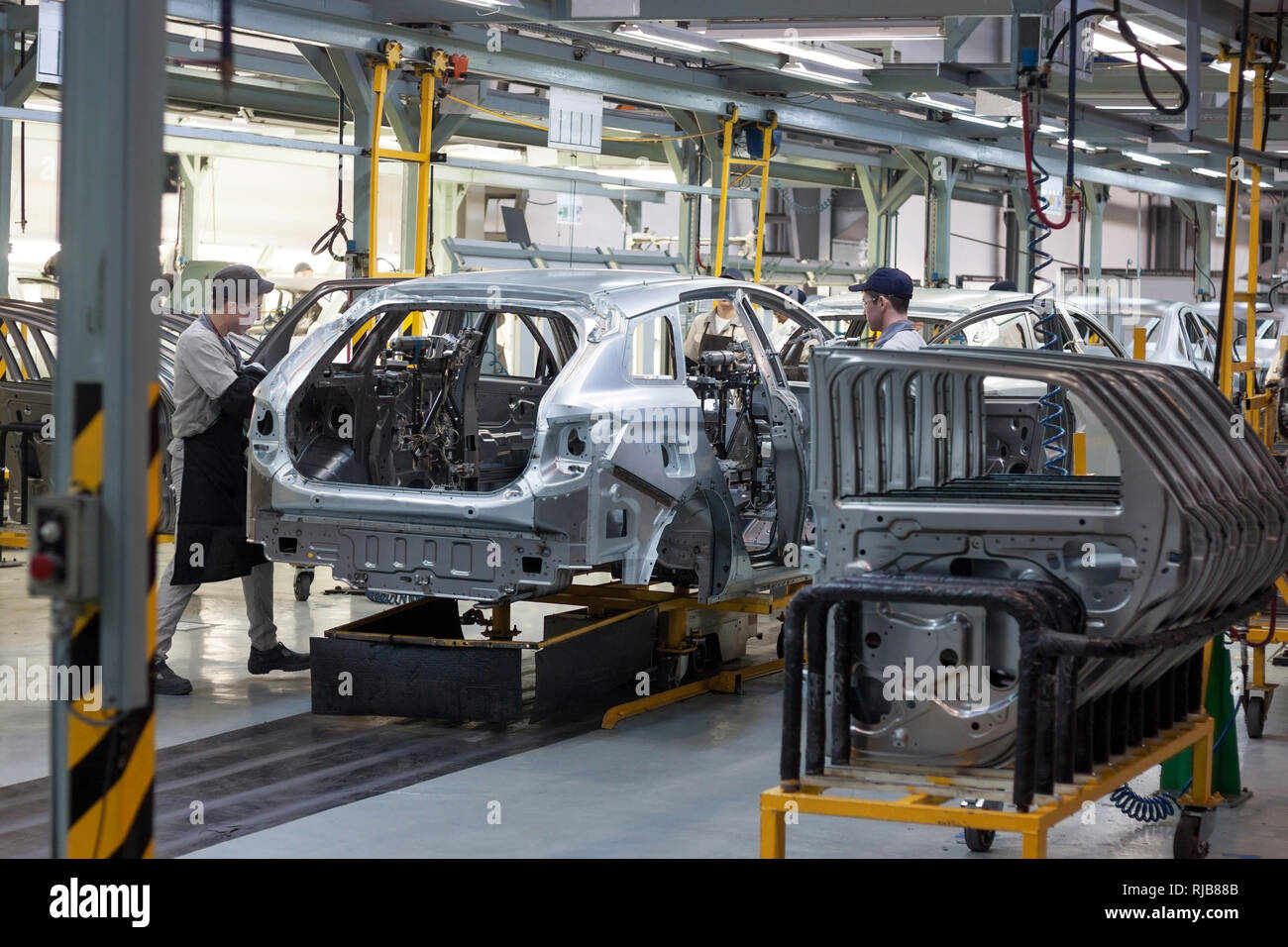 La Russie, Izhevsk - Décembre 15, 2018 : l'usine automobile Lada Izhevsk, partie du groupe AVTOVAZ. Les travailleurs ont des portes sur le corps d'une nouvelle voiture. Modern Banque D'Images