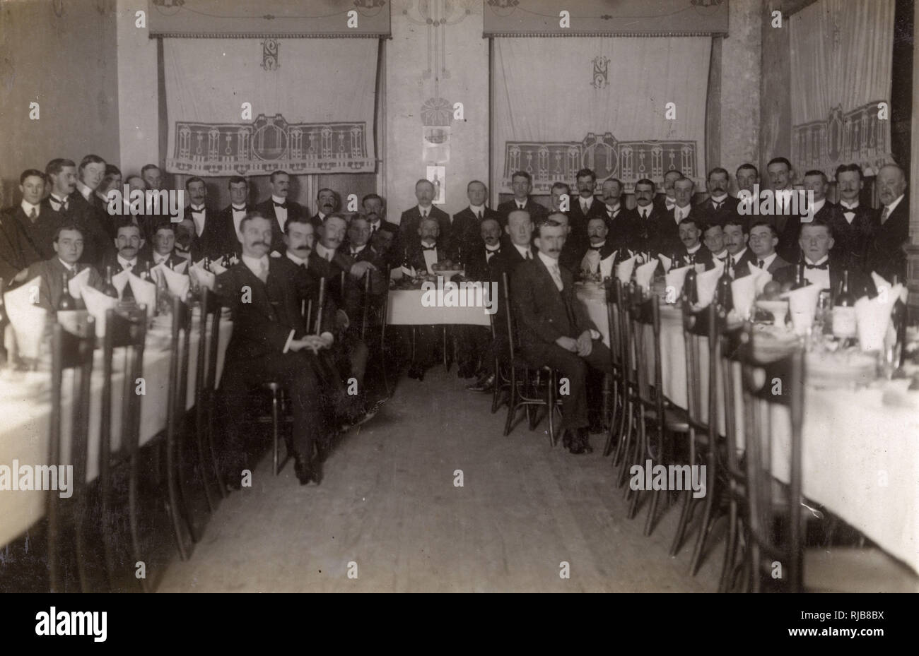 Photo de groupe d'hommes lors d'un dîner club, Ferrol, Galice, Espagne Banque D'Images