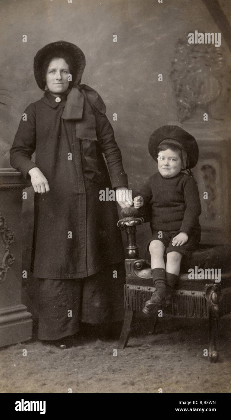 Femme en uniforme de l'Armée du Salut et petit garçon Photo Stock - Alamy