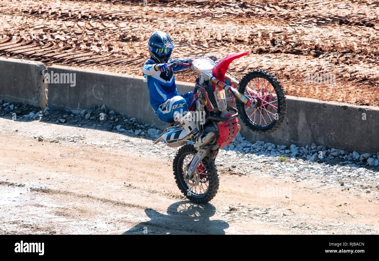 Goshen, Connecticut. Le 4 septembre 2017. Un homme portant une course et un helmut tirant une remorque sur une dirt bike au Goshen Goshen juste conne Banque D'Images