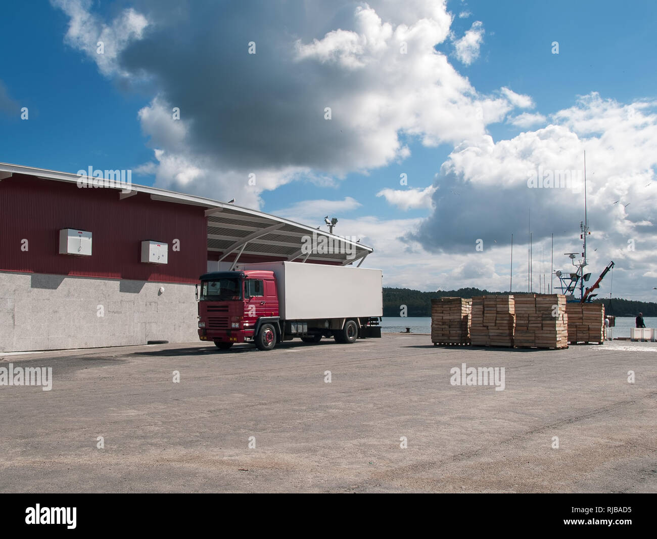 Industrie de la pêche. Port de pêche avec chariot et caisses en bois prêt à transporter Banque D'Images