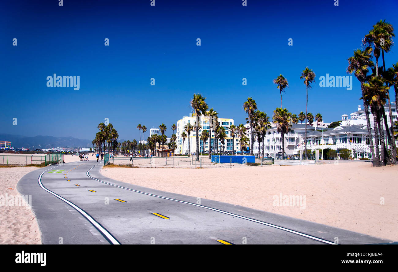 Une bicyclette et sentier pédestre reliant les plages de Santa Monica et Venice avec maisons en bord de mer en arrière-plan. Banque D'Images