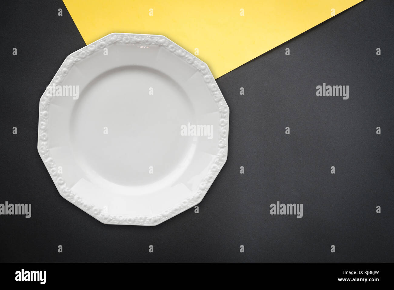 Plaque d'wmpty sur fond noir, fond alimentaire mise à plat Banque D'Images Plaque d'wmpty sur fond noir, fond alimentaire mise à plat Banque D'Images