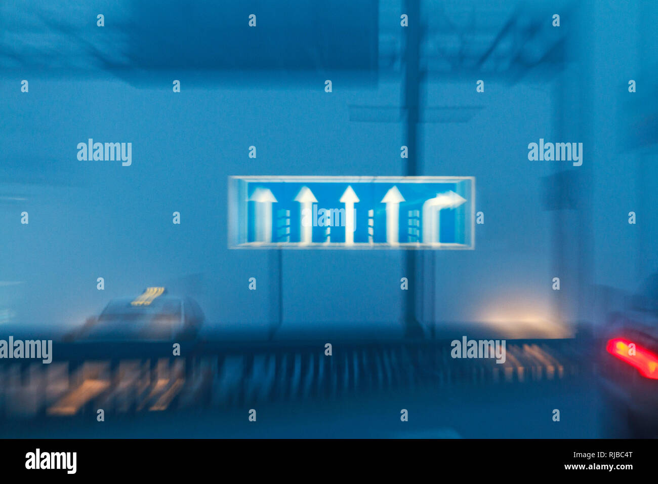 Foggy road et de la signalisation routière Banque D'Images