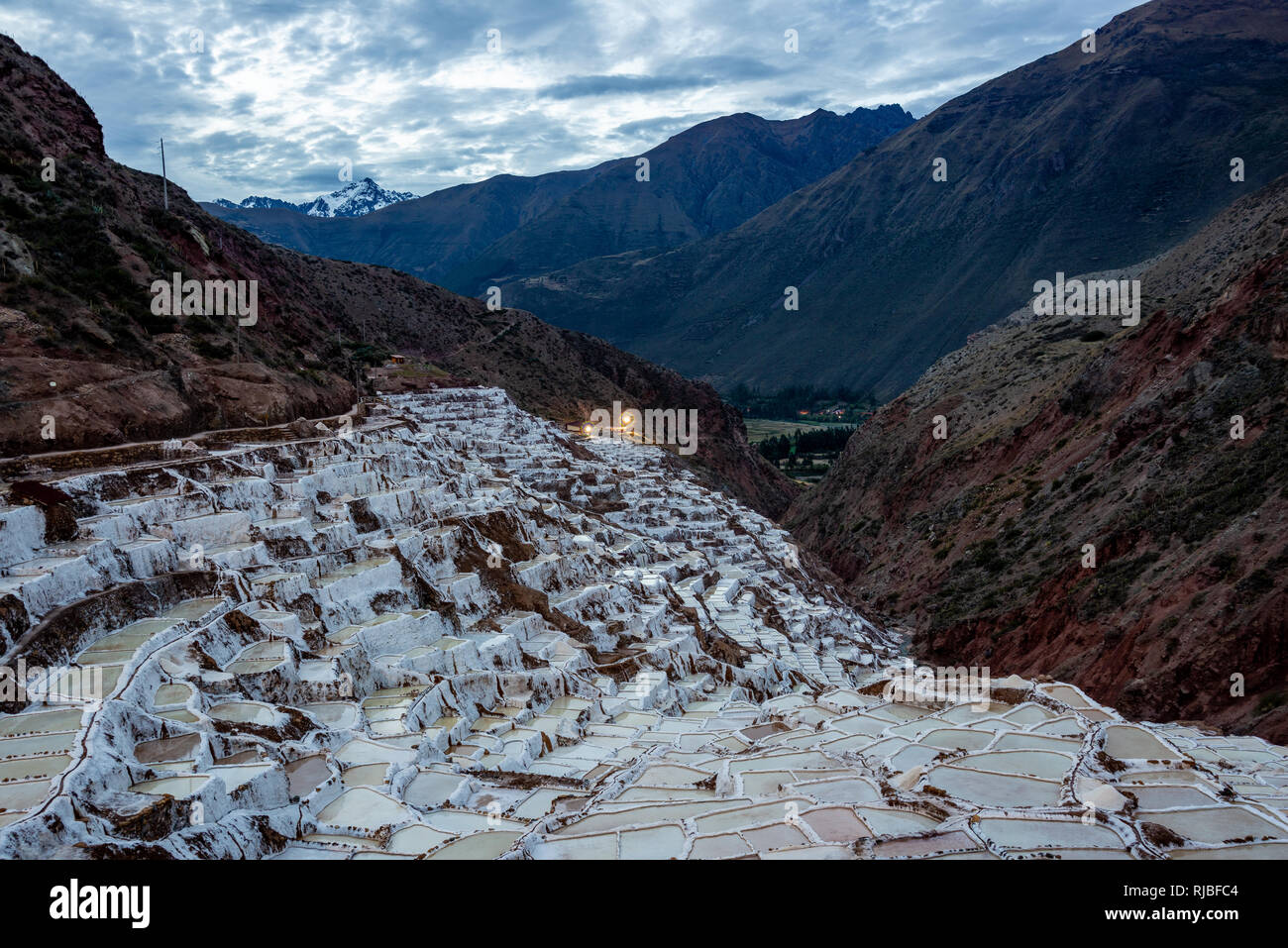 Maras, Inca des Mines de Sel (Salineras) au crépuscule. Banque D'Images