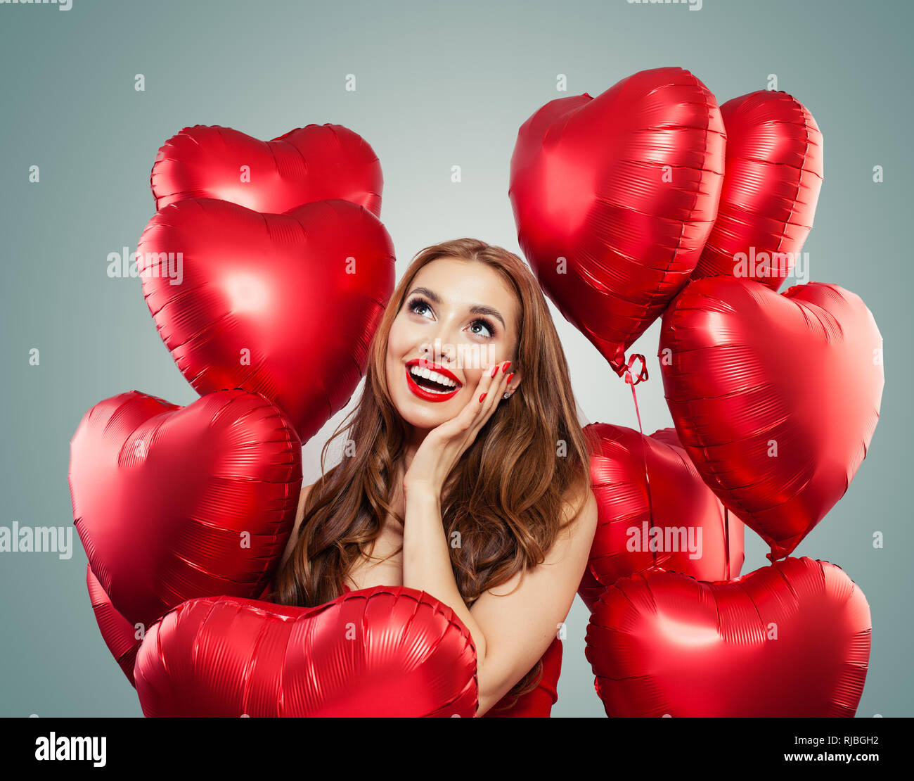 Belle femme détient red heart ballons. Surprise, les gens et la Saint-Valentin  Saint-valentin concept . Les émotions positives. Les expressions du visage  expressif Photo Stock - Alamy