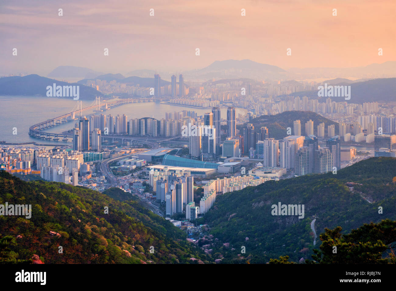 La ville de Busan sur pont Gwangan coucher du soleil Banque D'Images