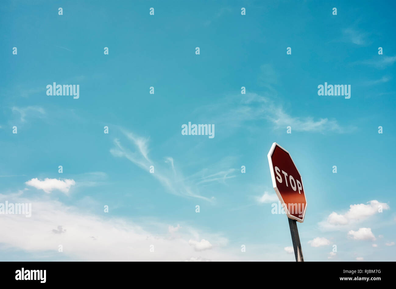 Panneau d'arrêt contre le ciel bleu, harmonisation des couleurs appliquées. Banque D'Images