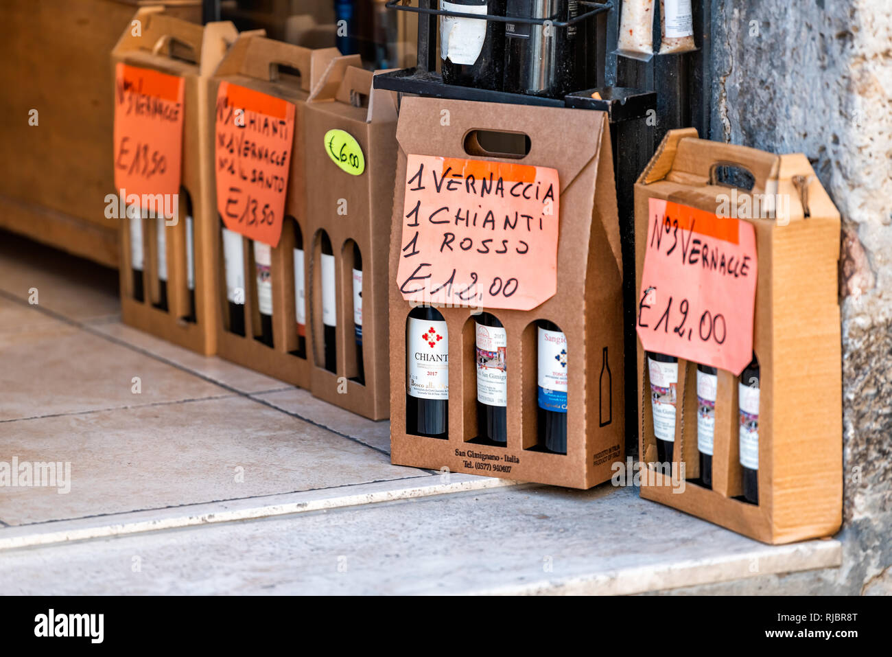San Gimignano, Italie - 27 août 2018 : rue en ville, village de la Toscane au cours de journée d'été et du vin emballé avec magasin de bouteilles de boisson locale appelée Banque D'Images