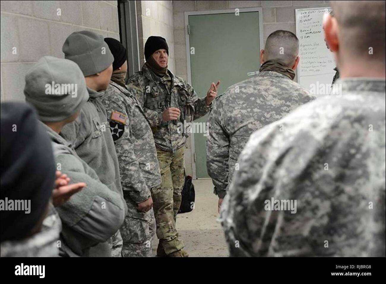 Le lieutenant-colonel Christian Hall, commandant du 55e Bataillon des troupes spéciales, 55e Brigade de maintien en puissance, parle avec ses soldats au cours de l'exercice de communication du bataillon au Fort AP Hill, le 6 janvier 2018. Banque D'Images