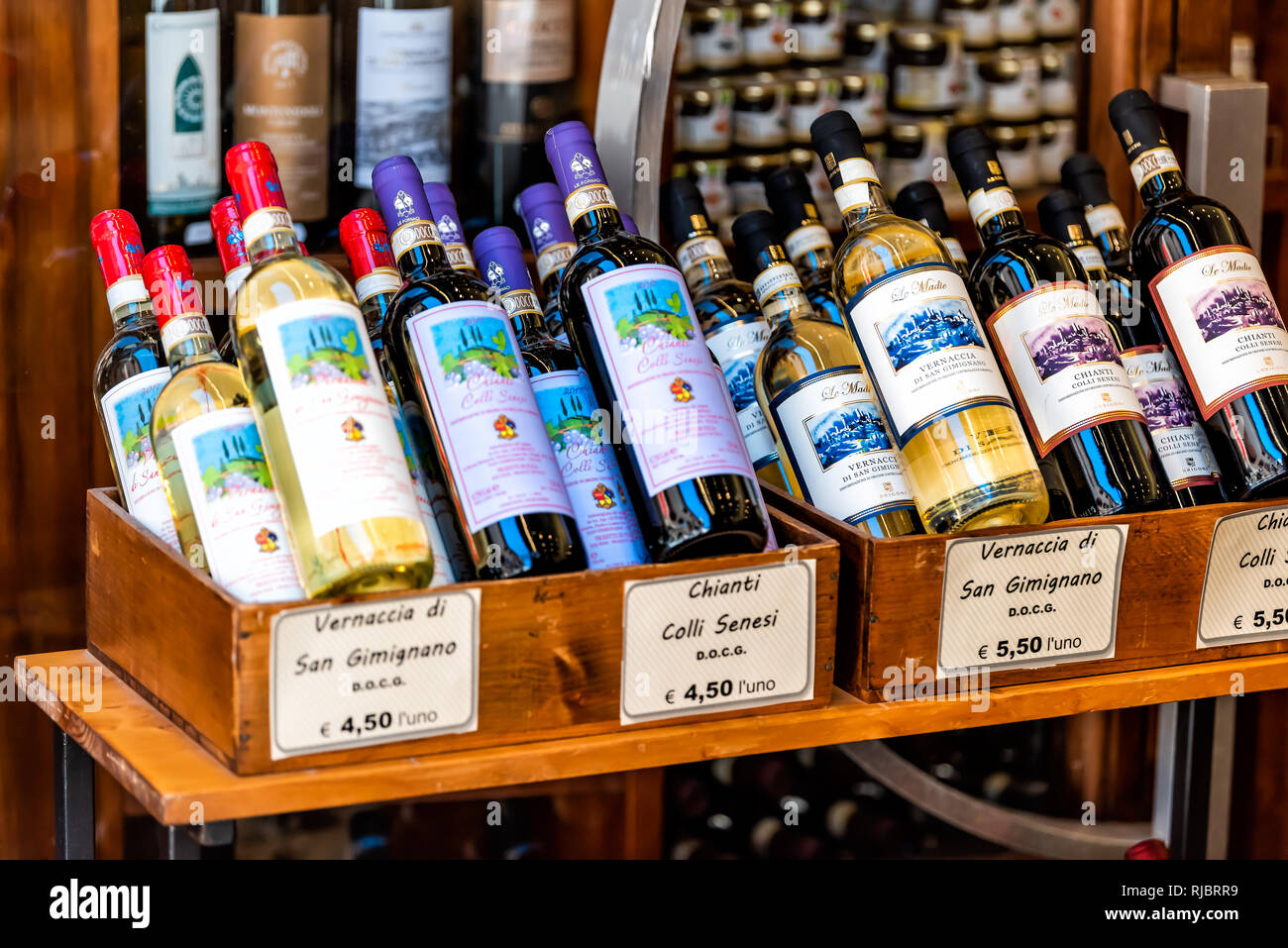 San Gimignano, Italie - 27 août 2018 : village Ville en Toscane pendant le jour et la boutique de vins ayant des bouteilles de boisson locale appelée Vernaccia, Chian Banque D'Images