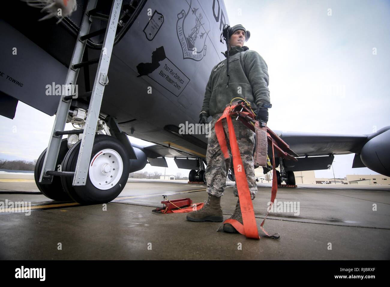 New Jersey Air National Guard Le s.. Robert Cento tire tags rouge au cours de vérifications avant vol sur une aile 108KC-135R Stratotanker avant un vol d'entraînement sur Joint Base McGuire-Dix-Lakehurst, New Jersey), 11 janvier 2018. Banque D'Images