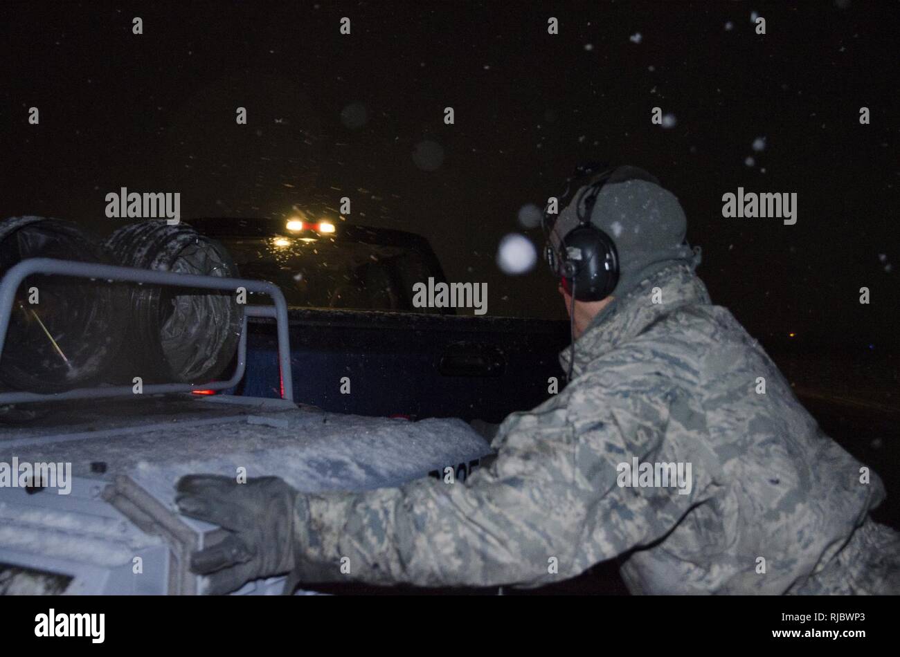 Chutes de neige en tant que maître Sgt. Frank Diliberto, 108KC-135R chef d'équipage prépare un jet pour les jours vol à Joint Base McGuire-Dix-Lakehurst, N.J., le 17 janvier 2018. Banque D'Images