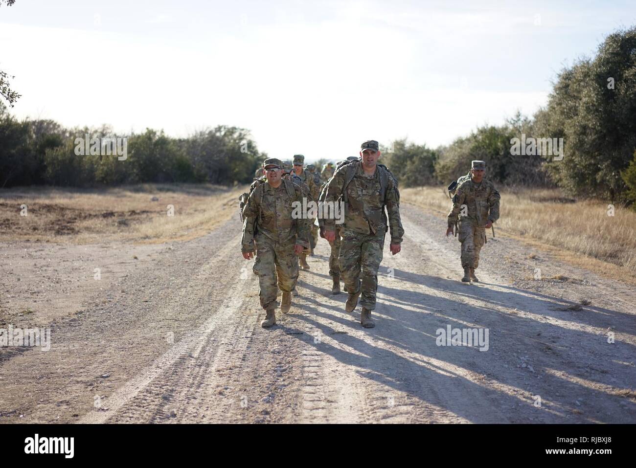 Stimuler les candidats de toutes les équipes sont tenues de remplir un 22 km ruck-mars afin de gagner leur preuve lors de la 2e Bataillon, 82e Régiment d'artillerie, 3ème Armored Brigade Combat Team, 1re Division de cavalerie, épi ride 9 janvier. Banque D'Images