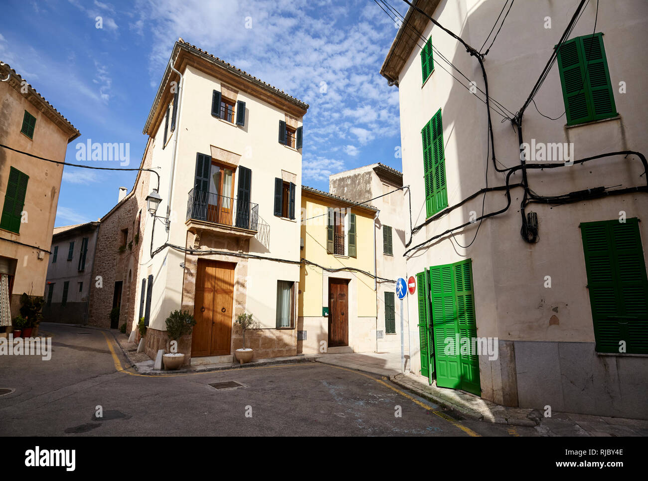 Coin de rue dans la vieille ville d'Alcudia, Mallorca, Espagne. Banque D'Images