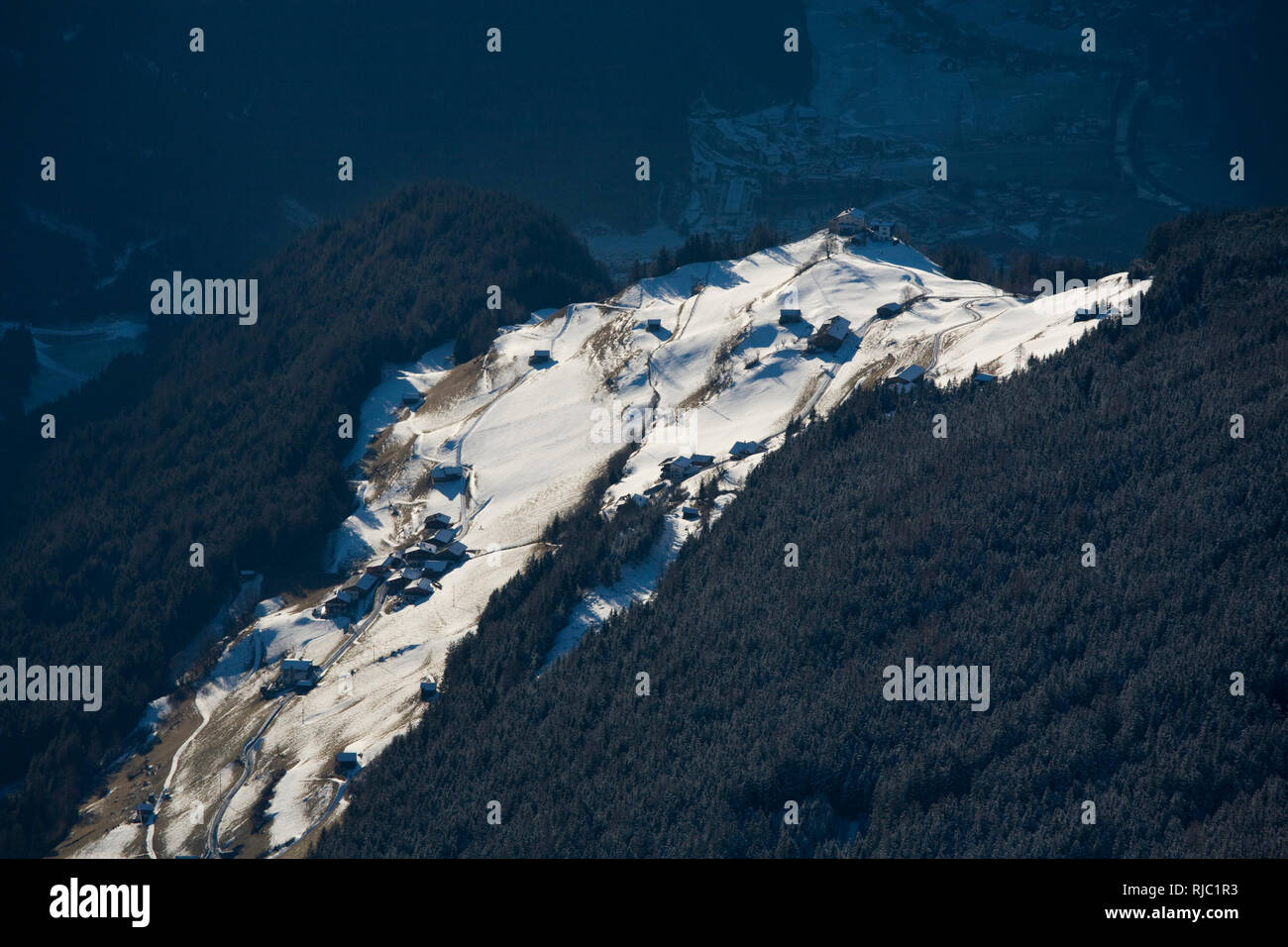Vue sur la vallée sur le village de Brandberg, Alpes de Zillertal, Zillertal, Tyrol, Autriche Banque D'Images