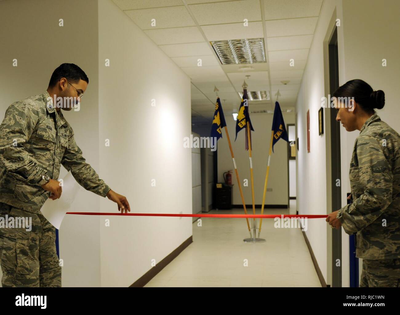 Le Lieutenant-colonel de l'US Air Force, le Ramon Veglio logistique médicale et commandant de l'état de préparation, à gauche, et le lieutenant-colonel Stella Garcia , le 379e Escadron de soutien médical expéditionnaire, commandant à la fois avec le 379e Groupe médical des expéditionnaires, accrocher le ruban pour une cérémonie d'inauguration pour ouvrir le nouveau bâtiment de l'administration médicale à Al Udeid Air Base, Qatar, le 2 novembre 2016. L'expansion de l'EMDG 379permettra d'aphérèse, santé mentale, et de réparation de l'équipement biomédical bioenvironmental ingénierie pour être hébergés dans une installation. Banque D'Images