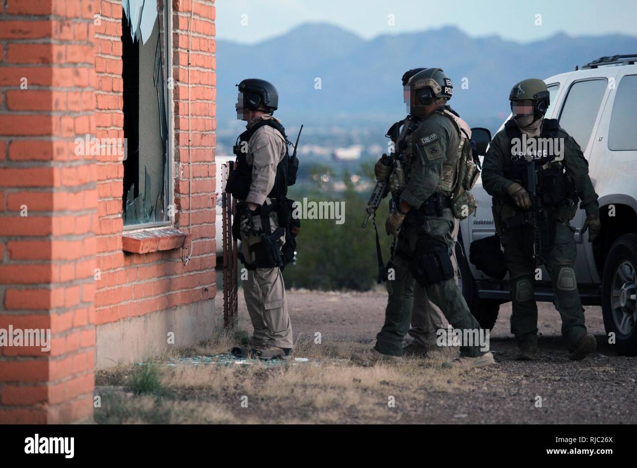 Des chercheurs de plusieurs organismes fédéraux et les organismes locaux d'application des lois, y compris le U.S. Immigration and Customs Enforcement (ICE) Homeland Security Investigations (HSI), la Drug Enforcement Administration, et le shérif du comté de Pima, exécuté de nombreuses opérations de recherche et de mandats d'arrêt dans le sud de l'Arizona Jeudi, le démantèlement d'un trafic de drogues au niveau local organisation soupçonnée de distribuer et vendre de l'héroïne, la marijuana, et diverses armes à feu. Banque D'Images