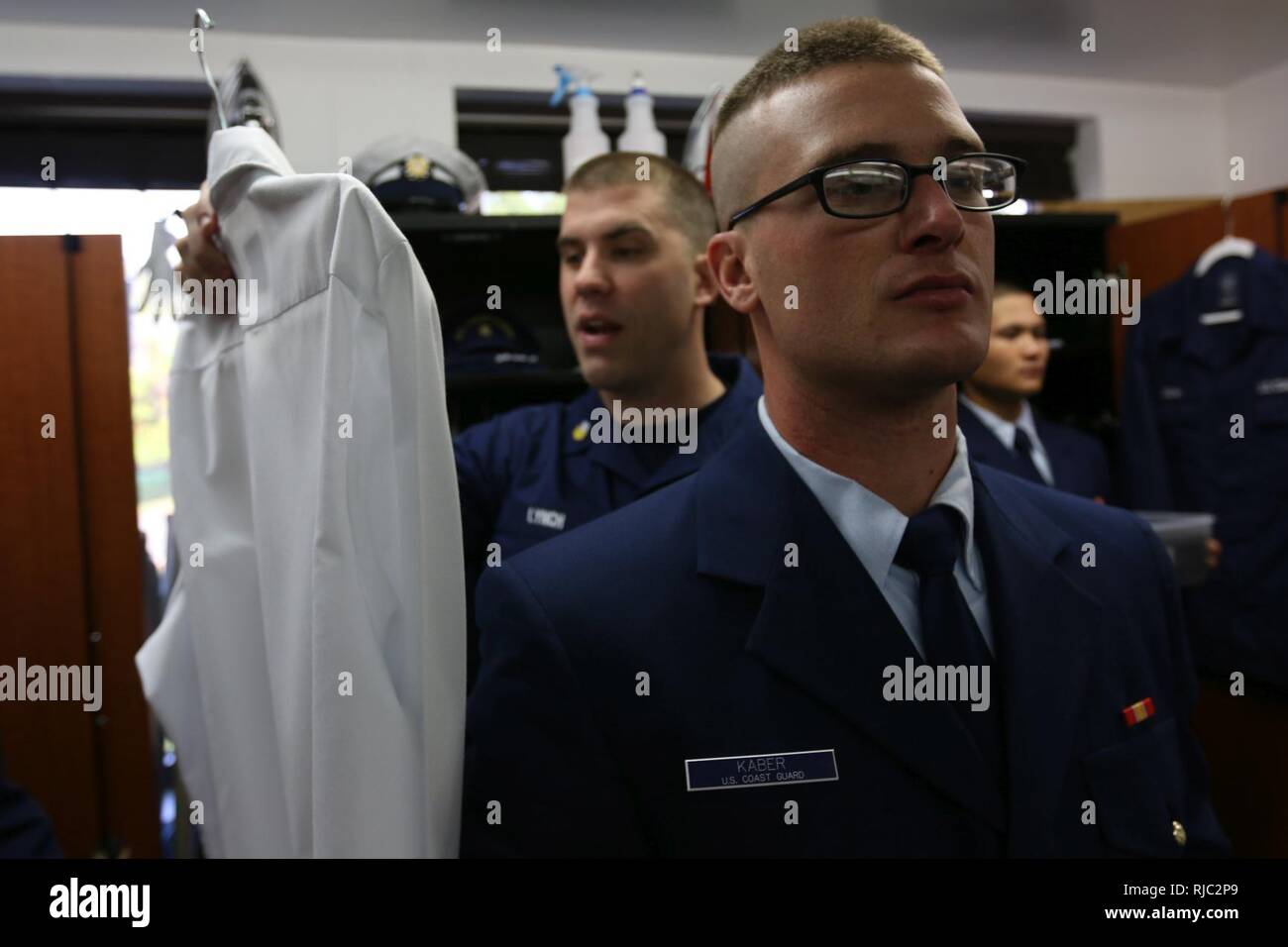 U.S. Coast Guard Maître de 2e classe Michael Lynch, un formateur pour les États-Unis, inspecte la garde d'honneur de cérémonie les uniformes de la Garde côtière des États-Unis, un matelot Jagger Kaber taux non avec l'USCG-CHG 2 Novembre 2016 à la caserne de la garde d'honneur de la Garde côtière canadienne des télécommunications et des systèmes d'information de la station de commande à Alexandria, en Virginie, le cérémonial de la Garde côtière canadienne sur la garde d'honneur représente le commandant de l'USCG, le district militaire de Washington et la garde côtière des États-Unis à travers les opérations de cérémonie tenue devant les dirigeants du monde et les dignitaires. Ils doivent participer à Banque D'Images