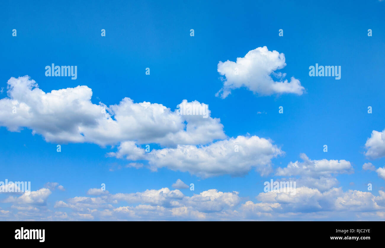 Ciel bleu avec des nuages blancs. Beau fond de ciel. Banque D'Images