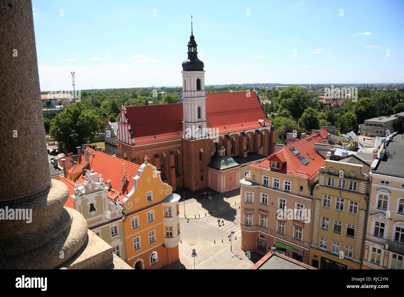Vue depuis la tour de ville de Rynek et Franciskanov église, Opole, Pologne, Europe Banque D'Images Vue depuis la tour de ville de Rynek et Franciskanov église, Opole, Pologne, Europe Banque D'Images