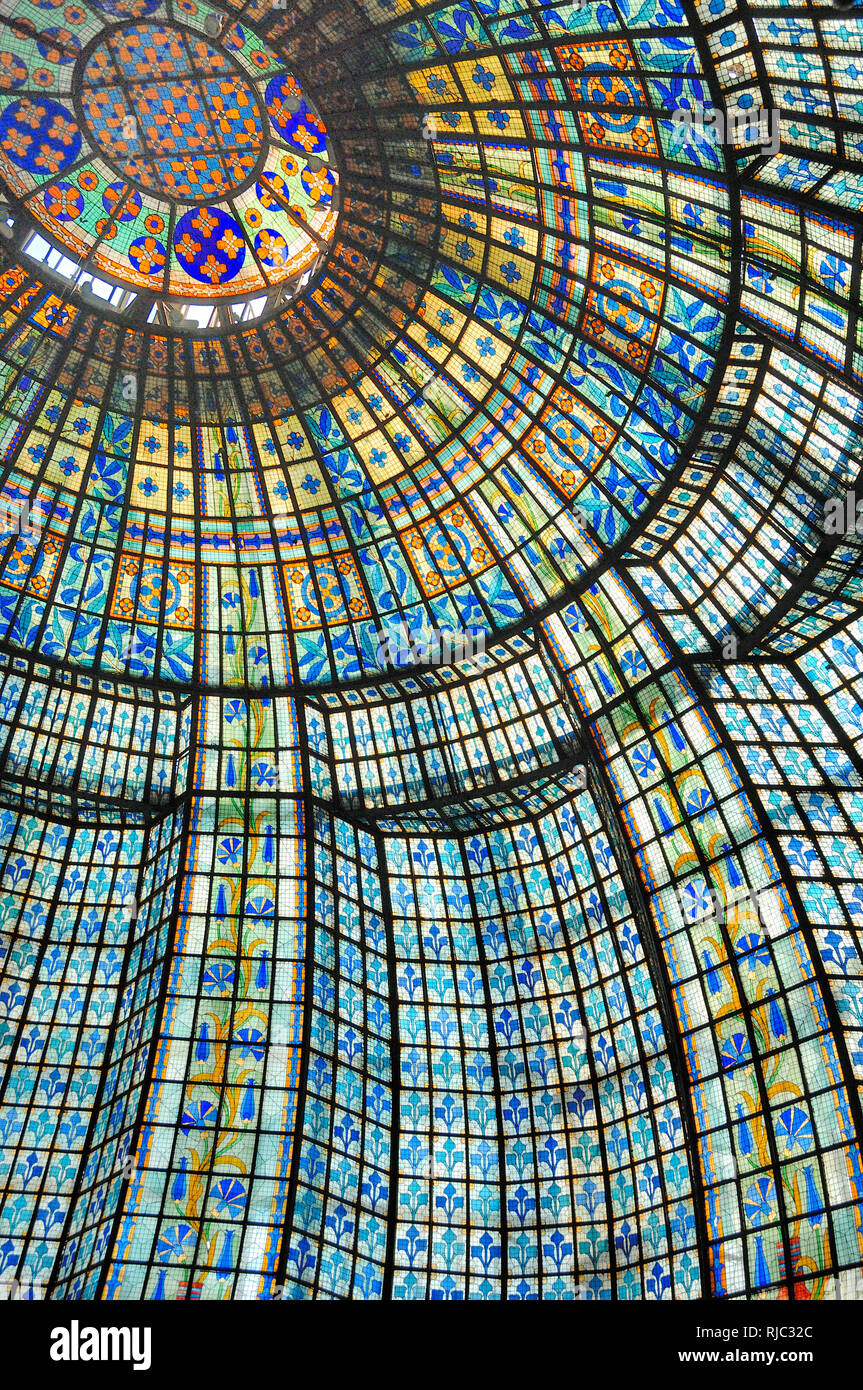 Stained-Glass coupole ou Dôme de l'Art Nouveau Galeries Lafayette Paris France Banque D'Images