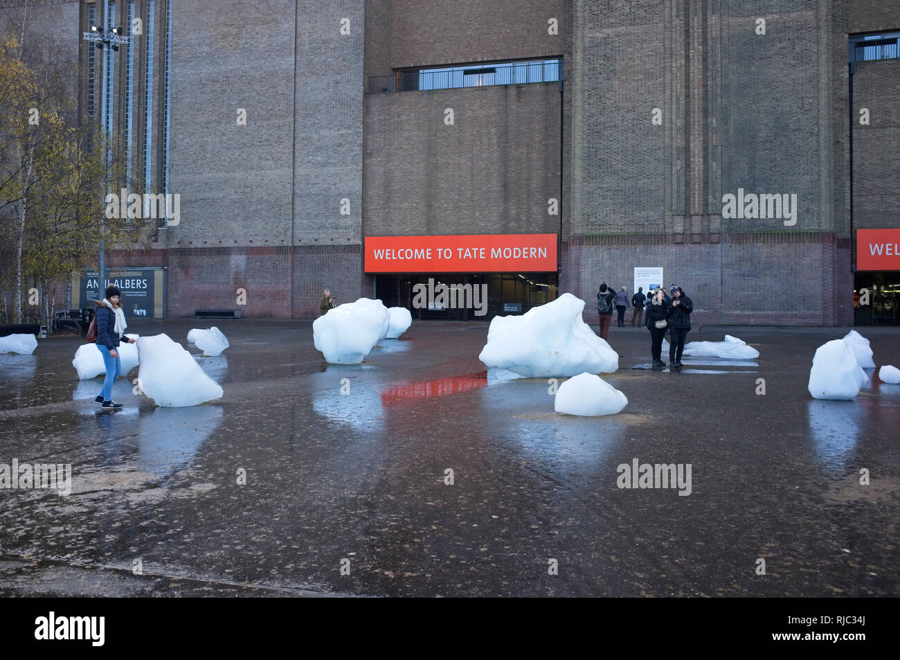 Olafur Eliasson et Minik Rosing installé 'Ice Watch' pour mettre en évidence le changement climatique en raison de la fonte des glaciers Banque D'Images
