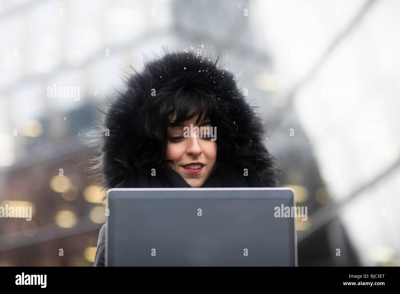 Portrait d'une femme debout devant un bureau à l'aide d'une tablette numérique, Allemagne Banque D'Images