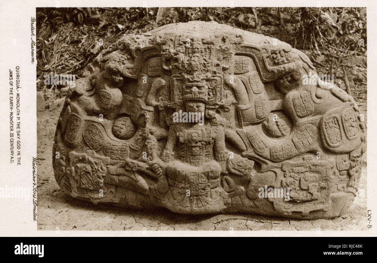 Monolithe Maya - Quirigua - ciel Xul dans les mâchoires d'un monstre Banque D'Images