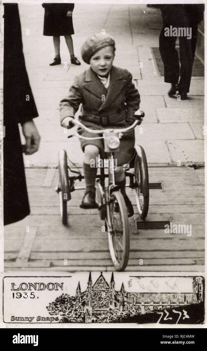 Photos ensoleillées - Londres - Jeune garçon sur un tricycle Banque D'Images