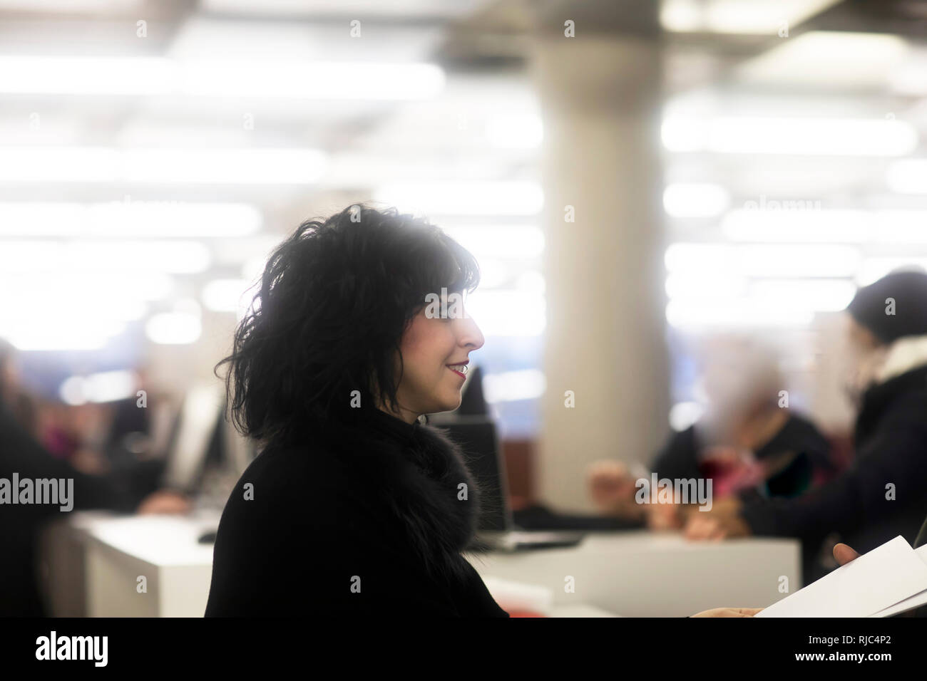 Smiling businesswoman handing documents à un collègue, Allemagne Banque D'Images