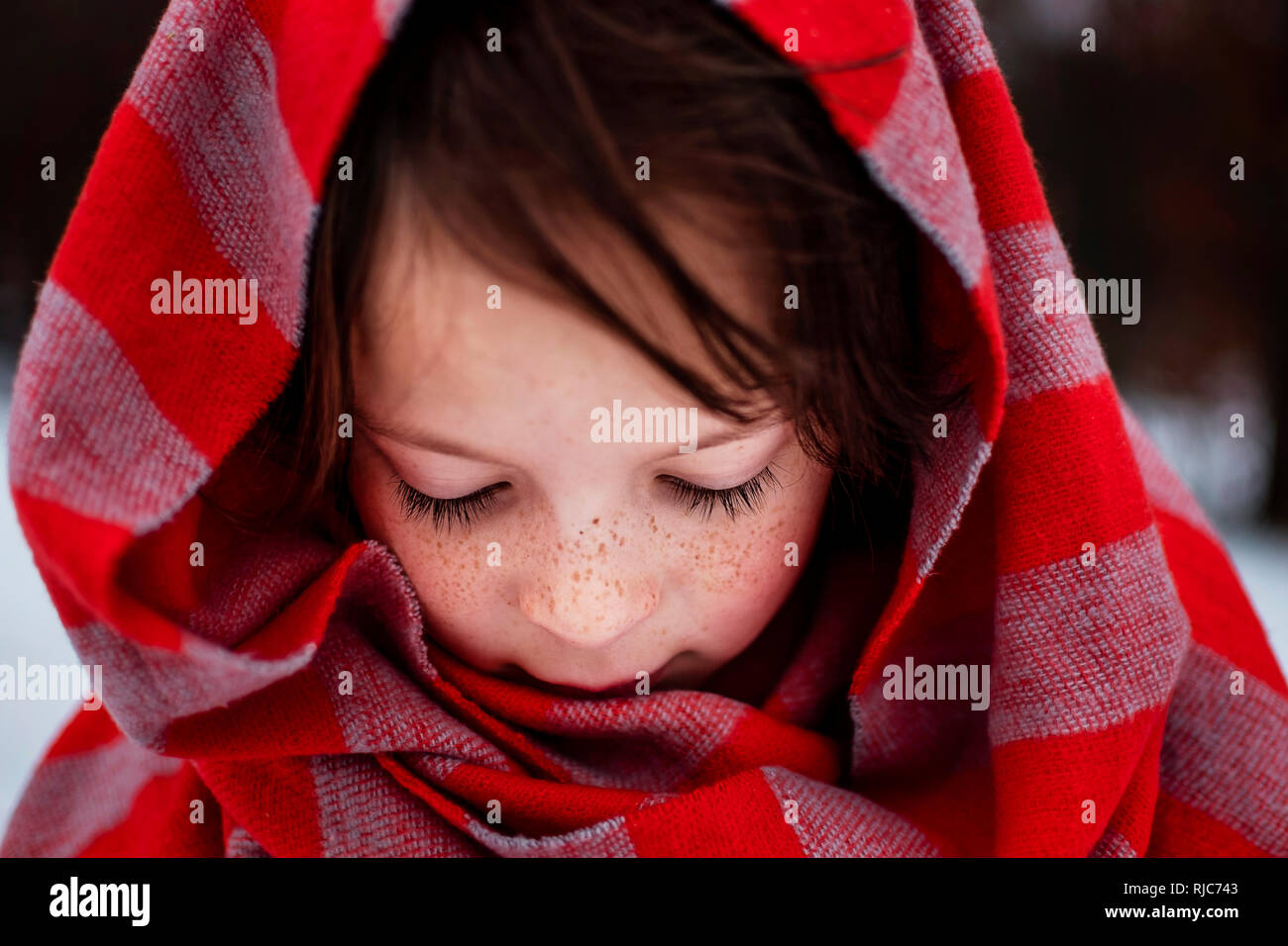 Portrait of a Girl standing in snow portant un foulard autour de sa tête, United States Banque D'Images