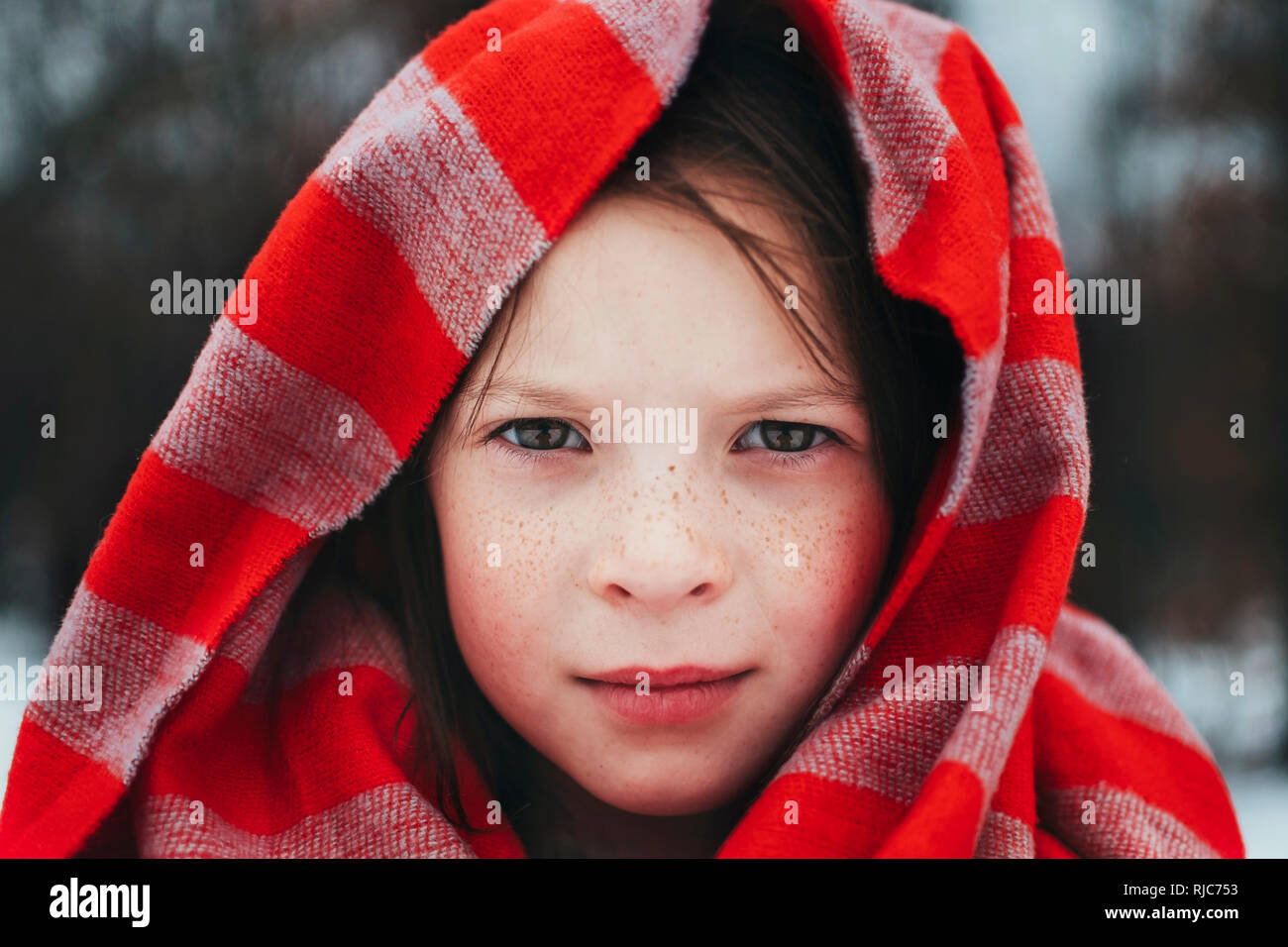 Portrait of a Girl standing in snow portant un foulard autour de sa tête, United States Banque D'Images