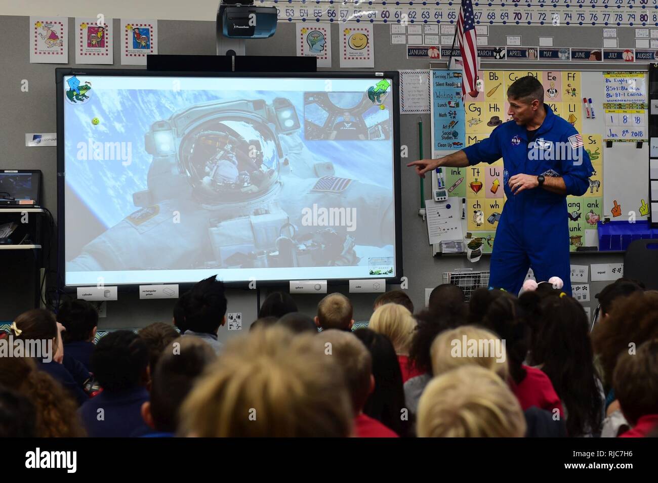 Le colonel Michael S. Hopkins, Air Force l'astronaute de l'Agence nationale de l'aéronautique, visites Edna et John W. Mosley P-8 Aurora Public School à parler à la 1ère année de ses expériences dans l'espace le 8 janvier 2018, à Aurora, Colorado. Hopkins a utilisé une présentation power point pour les montrer aux enfants comment le programme d'entraînement d'astronaute, le sommeil, et se déplacer dans la station spatiale en apesanteur. Banque D'Images