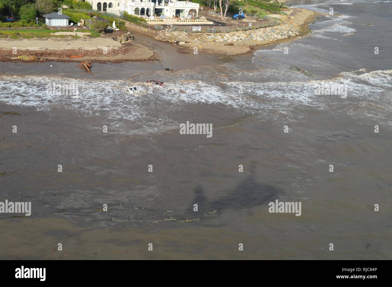 Maisons et rues d'un quartier touché par le comté de Santa Barbara coulées à Santa Barbara, Californie, 9 janvier 2018, dans la perspective d'un MH-65 de la Garde côtière hélicoptère Dauphin équipage impliqués dans le sauvetage des blessés et des victimes. Des hélicoptères de la Garde côtière ont été expédiés à partir de Los Angeles-Long Beach et San Diego pour aider les premiers intervenants locaux avec des efforts de sauvetage. Banque D'Images