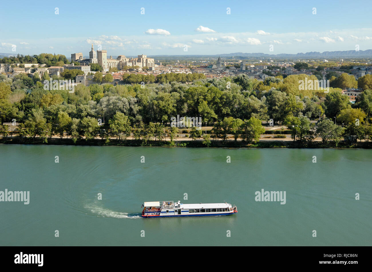 Vue panoramique sur Avignon et d'un croiseur ou un bateau de croisière sur le Rhône Provence France Banque D'Images