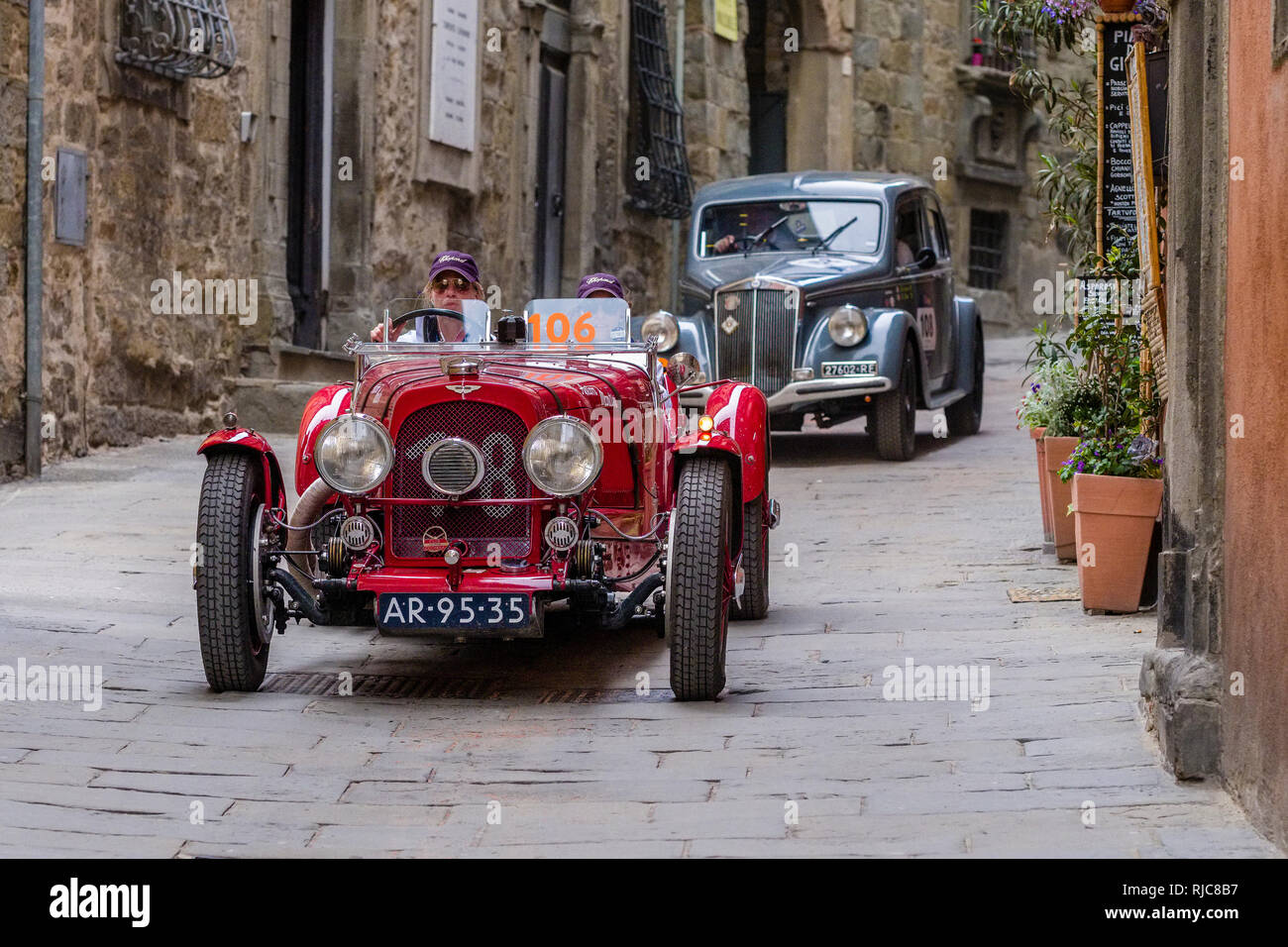 Voitures anciennes, de rejoindre le rallye Mille Miglia, la conduite par les petites rues de la ville médiévale Banque D'Images