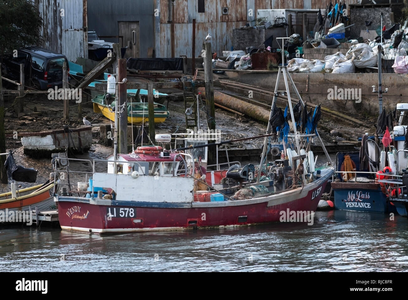 Bateau de pêche amarré le long de la rivière Banque D'Images