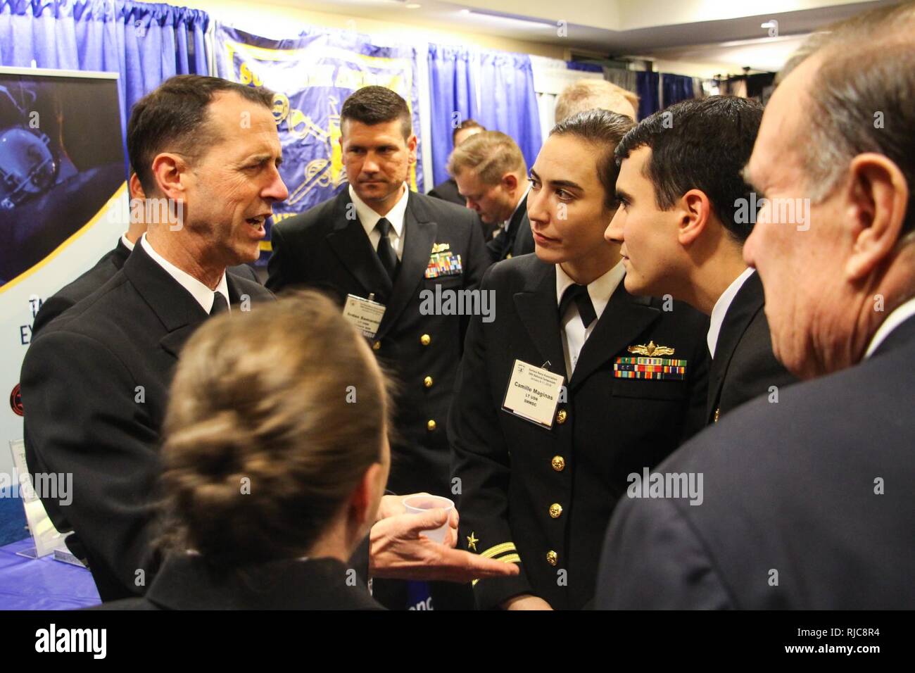 CRYSTAL CITY, en Virginie (janv. 9, 2018) Le chef des opérations navales (ONC) Adm. John Richardson, gauche, parle avec des tactiques de guerre des instructeurs (WTI) à partir de la surface de combat naval et Centre de développement de la mine (SMWDC) lors de la 30e assemblée annuelle de l'Association Colloque National de la marine de surface. SMWDC est l'un de la marine de guerre de cinq centres de développement et sa mission est d'accroître la létalité et la performance tactique de la surface de travail dans tous les domaines. Banque D'Images