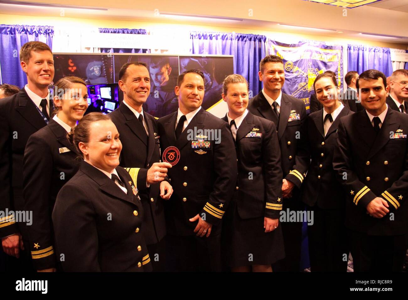 CRYSTAL CITY, en Virginie (janv. 9, 2018) Le chef des opérations navales (ONC) Adm. John Richardson pose pour une photo avec des tactiques de guerre des instructeurs (WTI) à partir de la surface de combat naval et Centre de développement de la mine (SMWDC) tout en maintenant en place un système intégré de défense aérienne et antimissile (IAMD) WTI patch à la 30e assemblée annuelle de l'Association Colloque National de la marine de surface. SMWDC est l'un de la marine de guerre de cinq centres de développement et sa mission est d'accroître la létalité et la performance tactique de la surface de travail dans tous les domaines. Banque D'Images