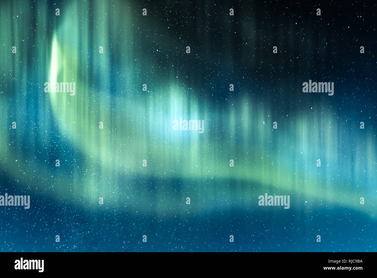 Aurora Borealis. Northern Lights en hiver les montagnes. Ciel avec lumières polaires et des étoiles Banque D'Images