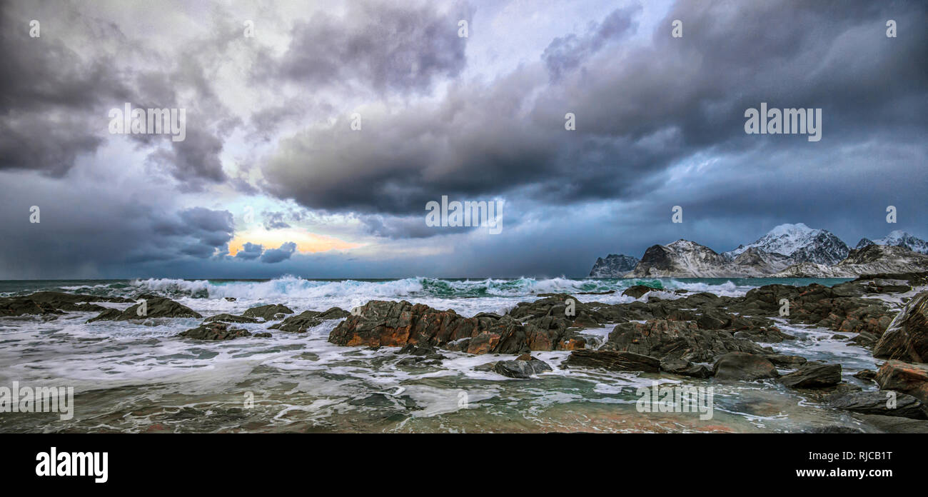Storm clouds over beach, Lofoten, Nordland, Norvège Banque D'Images