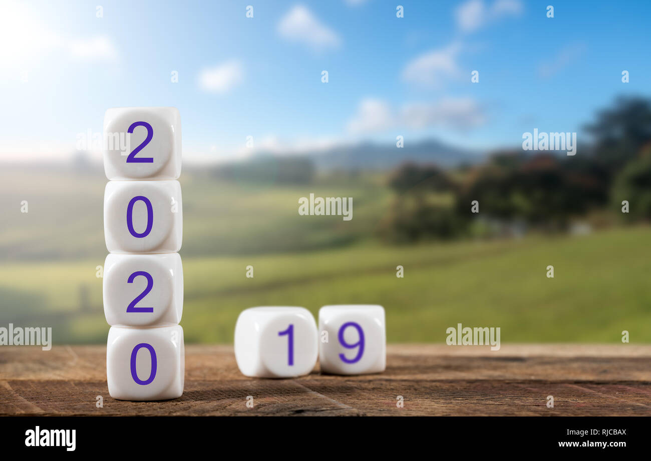 Blocks spelling 2020 sur table en bois avec paysage ensoleillé en arrière-plan Banque D'Images