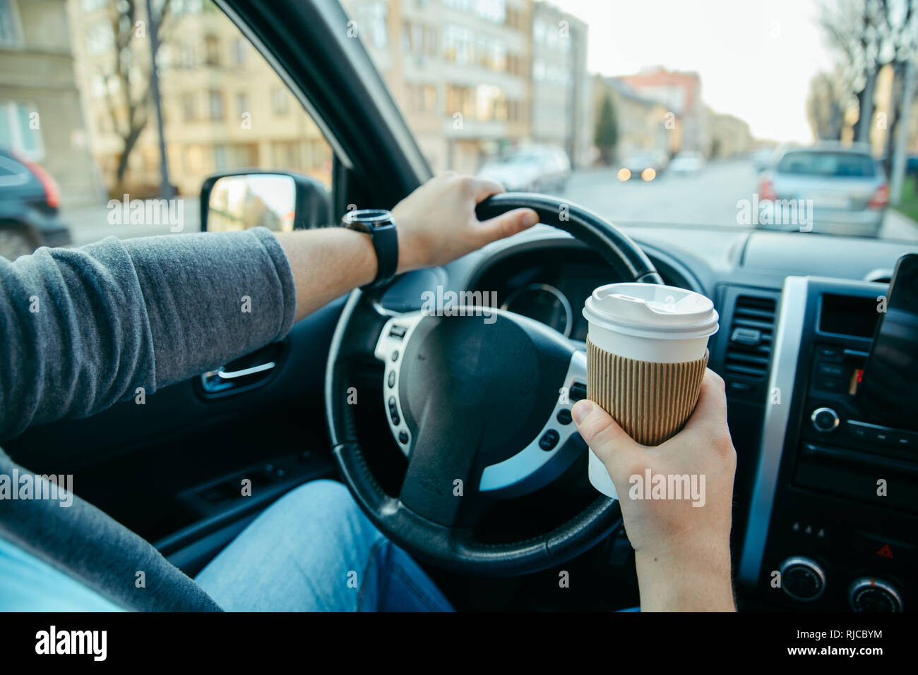 Des mains qui tiennent l'homme volant et tasse de café. matin booster road  trip Photo Stock - Alamy