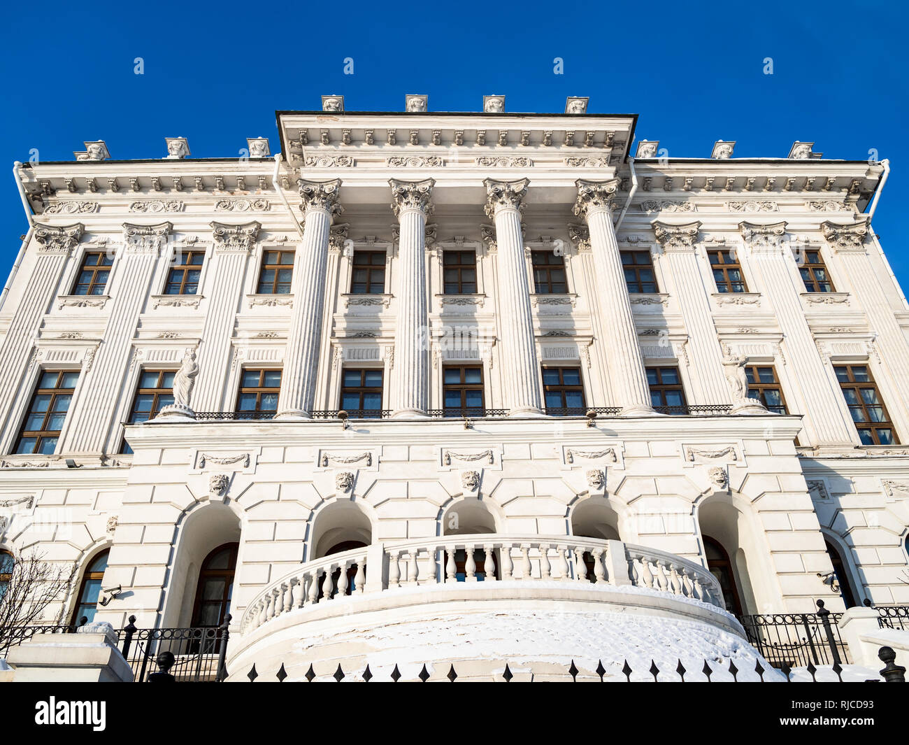 Vue de dessous de la maison Pachkov, hôtel particulier néo-classique a été construit dans les années 1784-1786. Maintenant, c'est construction de bibliothèque d'État de Russie dans la ville de Moscou Banque D'Images Vue de dessous de la maison Pachkov, hôtel particulier néo-classique a été construit dans les années 1784-1786. Maintenant, c'est construction de bibliothèque d'État de Russie dans la ville de Moscou Banque D'Images
