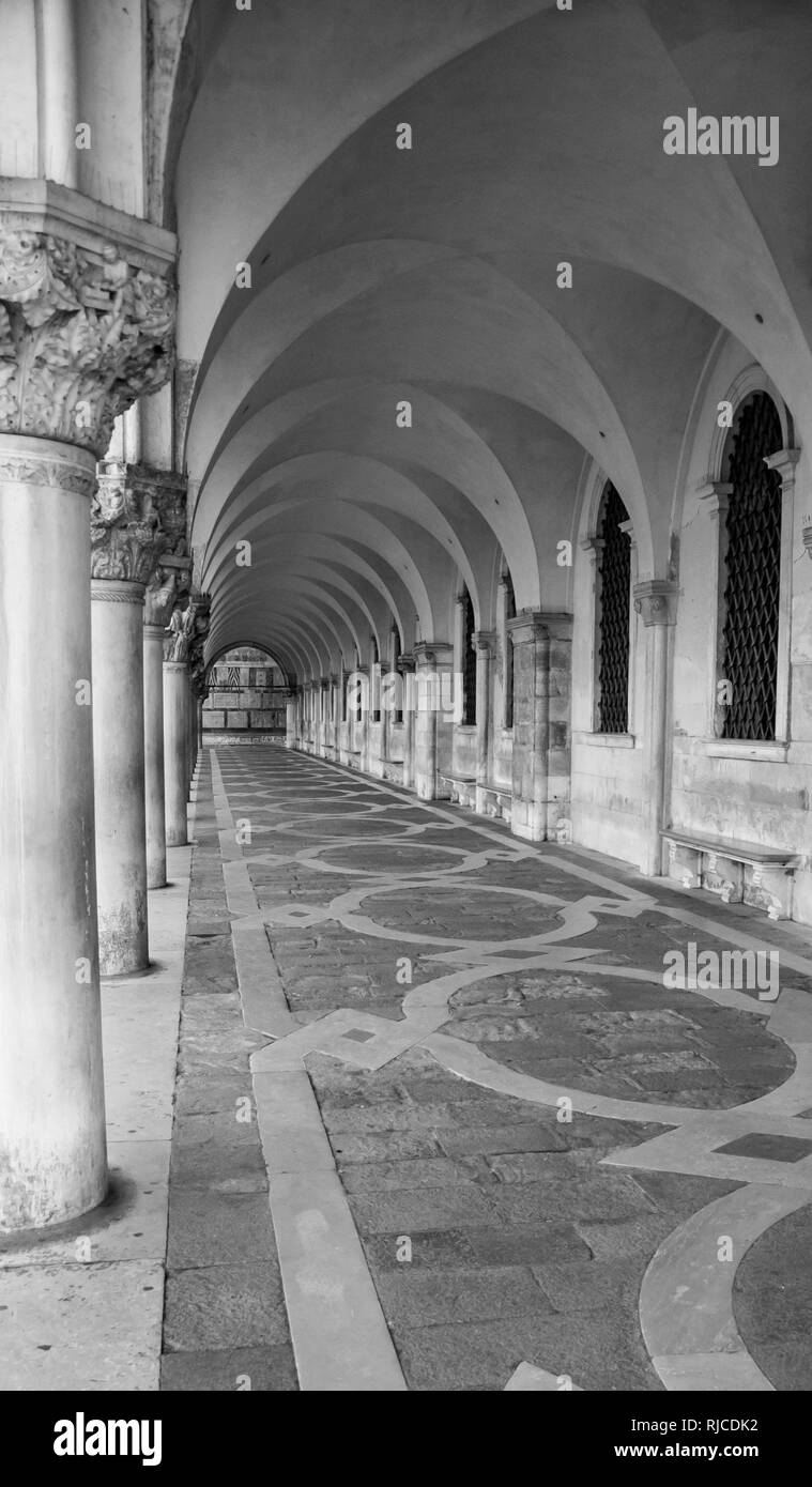 Point de vue la diminution marquée par un couloir Banque D'Images